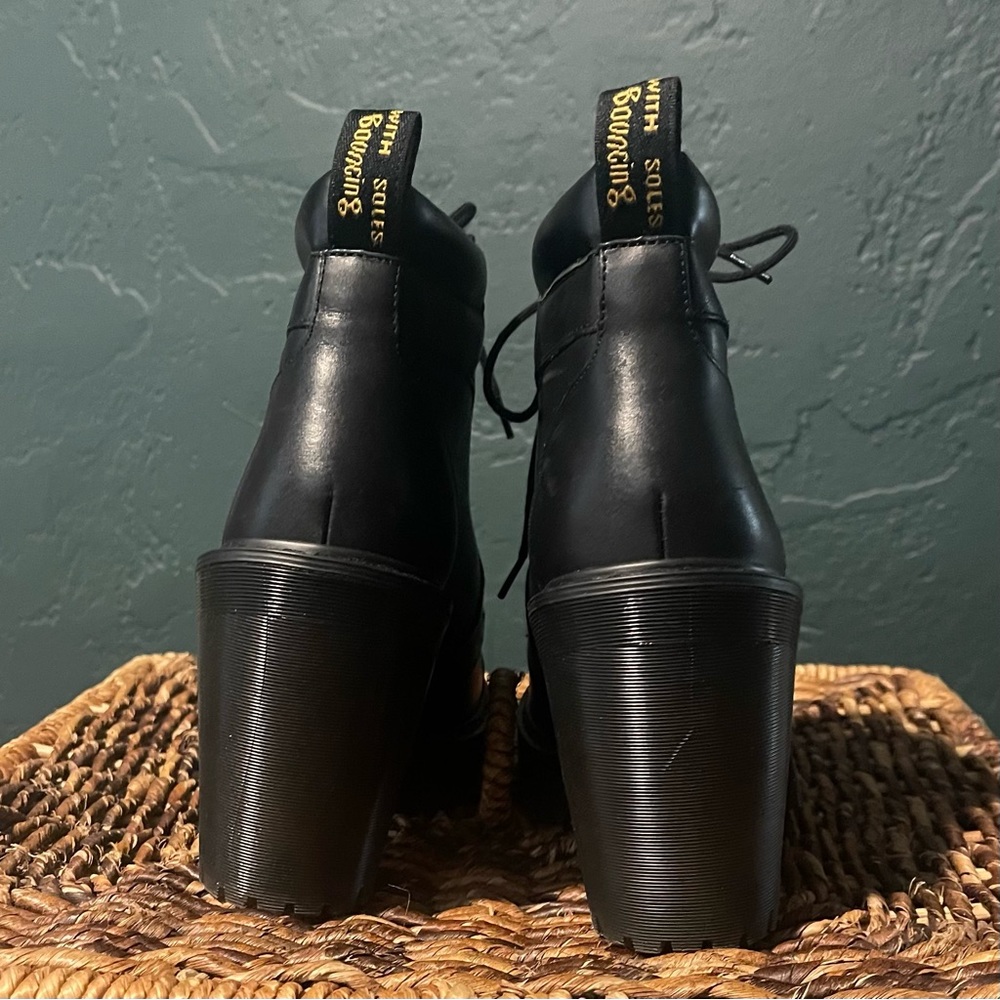 Offers Welcome! Dr. Martens Averil 6 Eye Leather Heeled Ankle Leather Boots - Picture 6 of 7